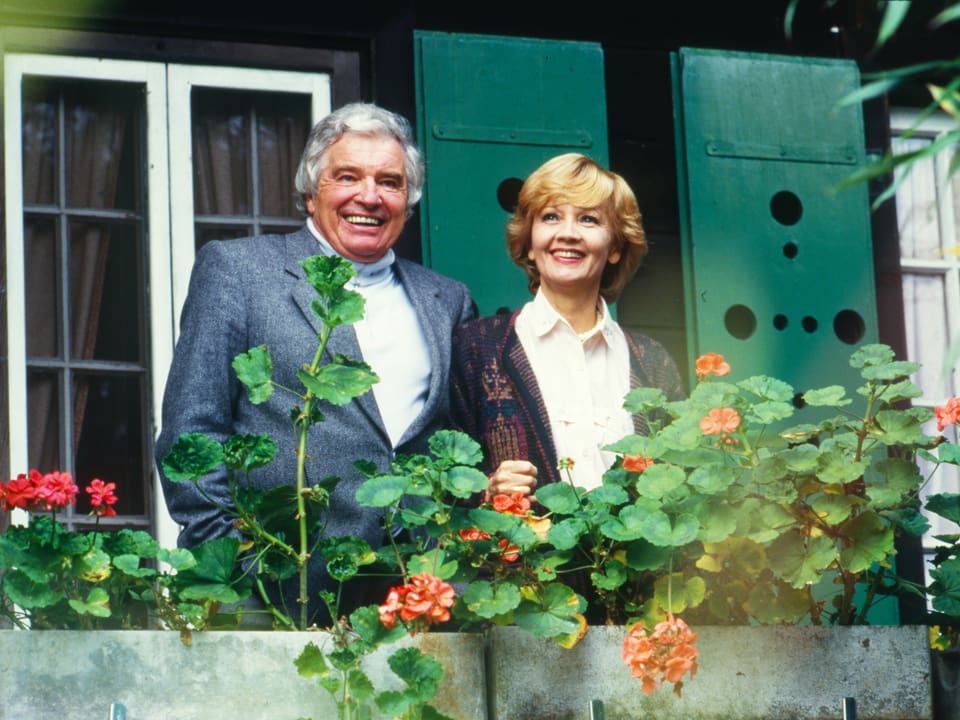 Lilo Pulver und Helmut Schmid auf einem Balkon mit Geranien.