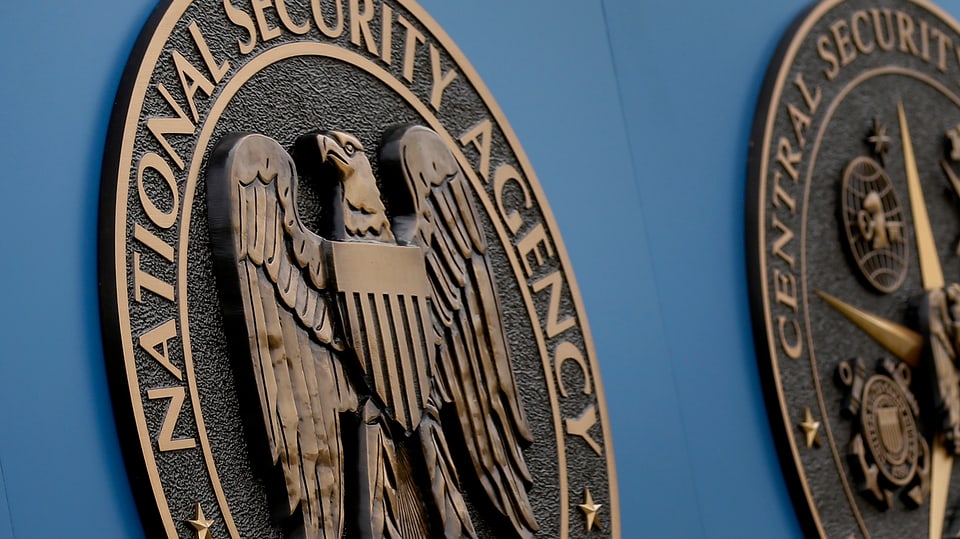 Das Wahrzeichen der NSA: Ein Adler auf einer runden Bronzetafel