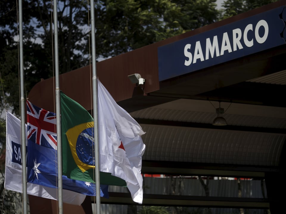 Samarco-Gebäude mit Fahnen davor