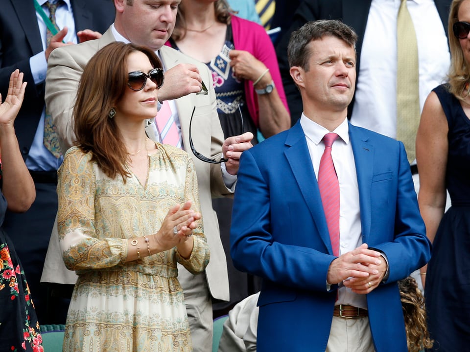 Mary und Frederik von Dänemark klatschen auf der Tribüne beim Wimbledon-Turnier.