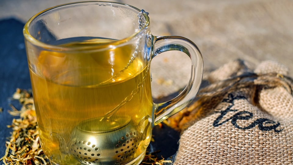 Mit einem Teesieb kannst du auch eigene Kräutermischungen ausprobieren