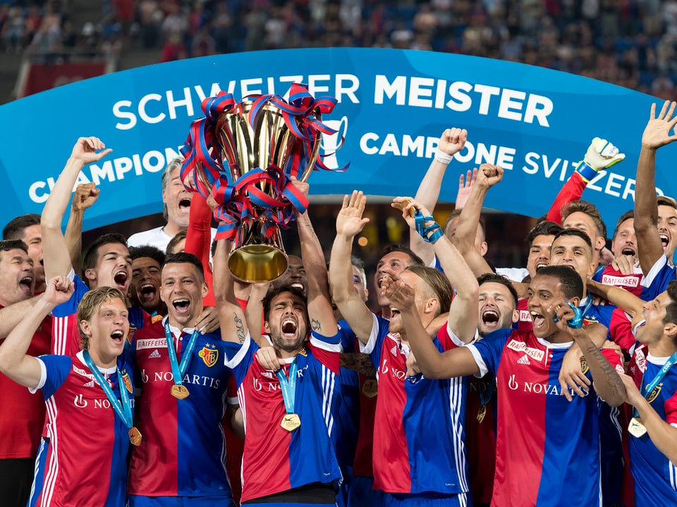FC Basel Spieler jubeln über den Meistertitel