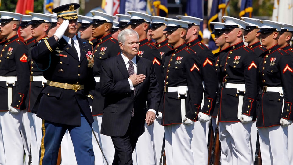 Ex-US-Verteidigungsminister Robert Gates bei einer Truppenparade.