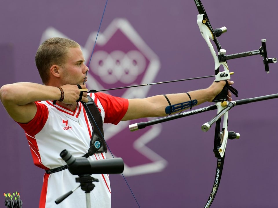 Alex Müller mit seinem Hightech-Bogen an den Olympischen Spielen.