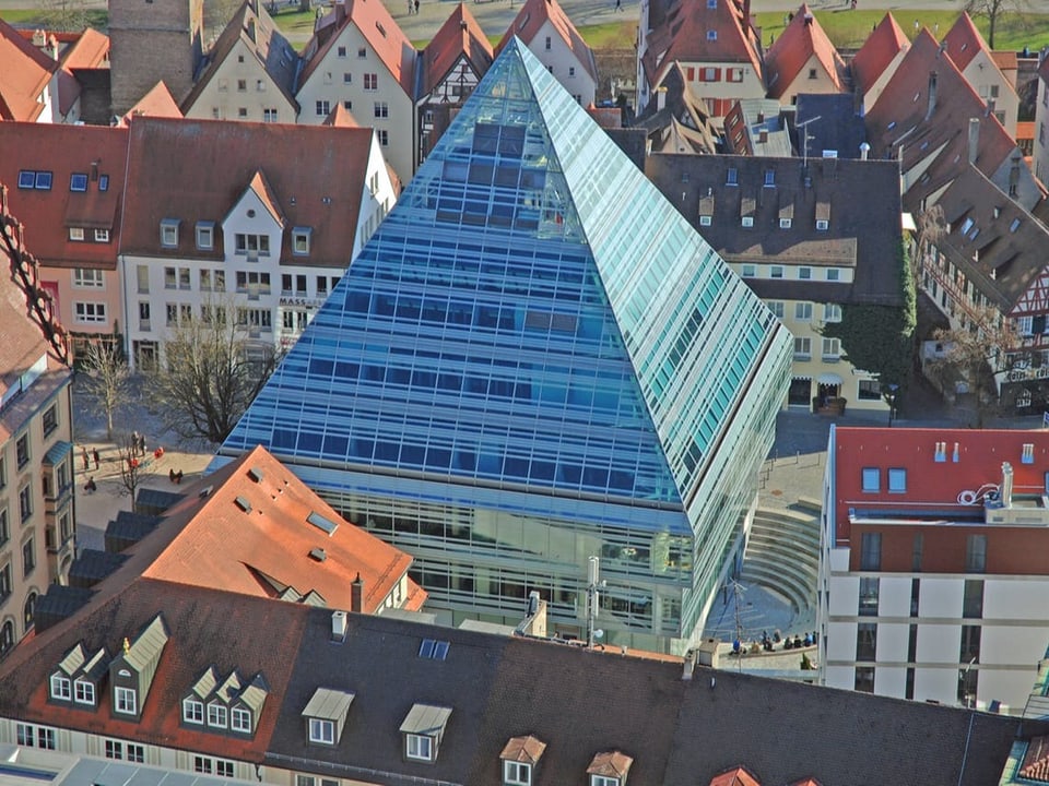 Glas Pyramide in einer Altstadt