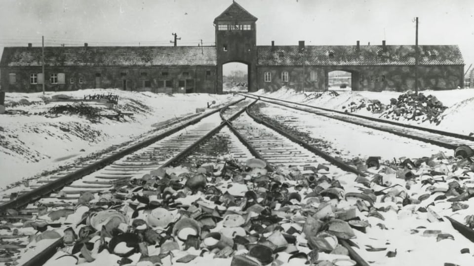 Gleise führen zum Eingang des KZ Auschwitz.