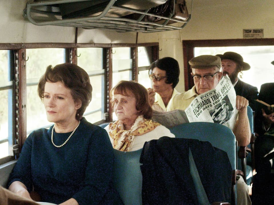Blick in eine Strassenbahn: Barbara Sukowa fährt als Hannah Arendt inmitten von jüdischen Fahrgästen zum Eichmann-Prozess.