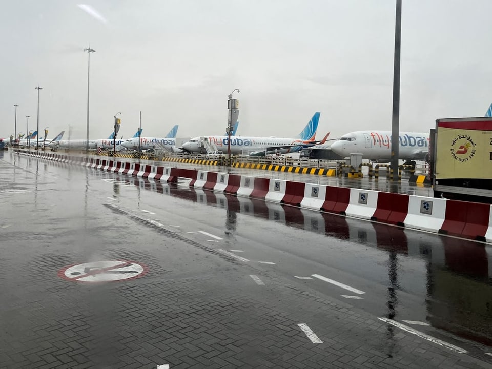 Gestrandete Flugzeuge am Dubai International Airport