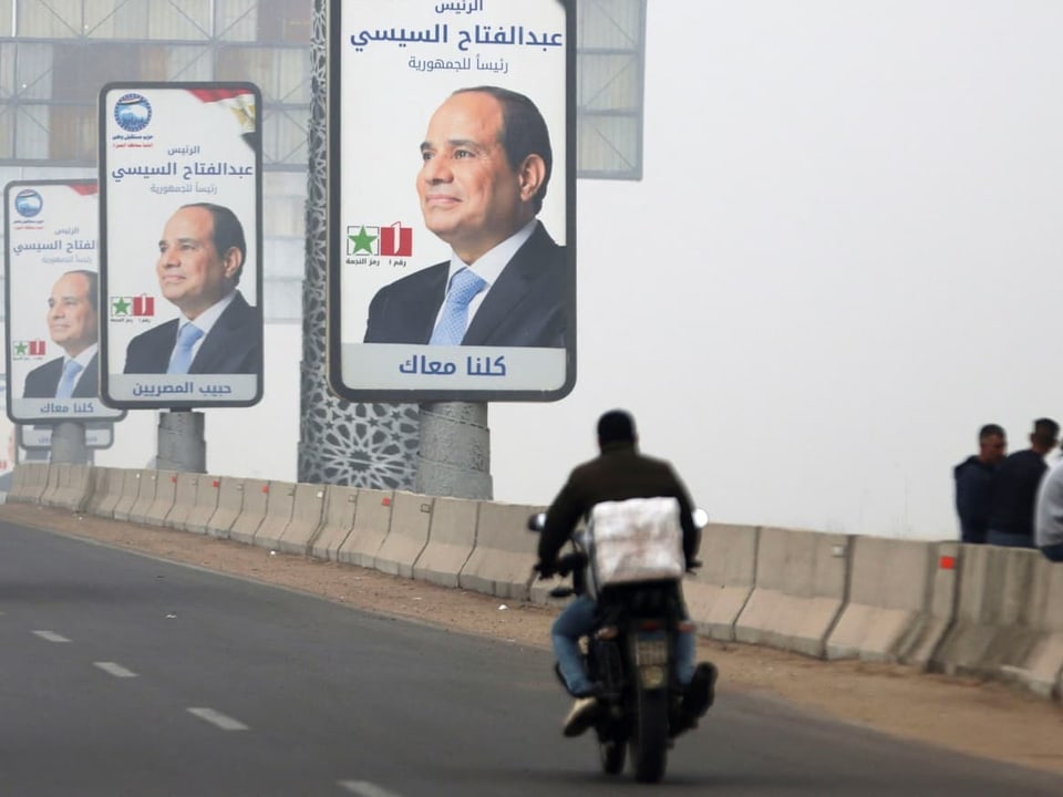 Wahlplakate am Rand einer Autobahn zeigen das Gesicht von Abdel Fattah al-Sisi. 