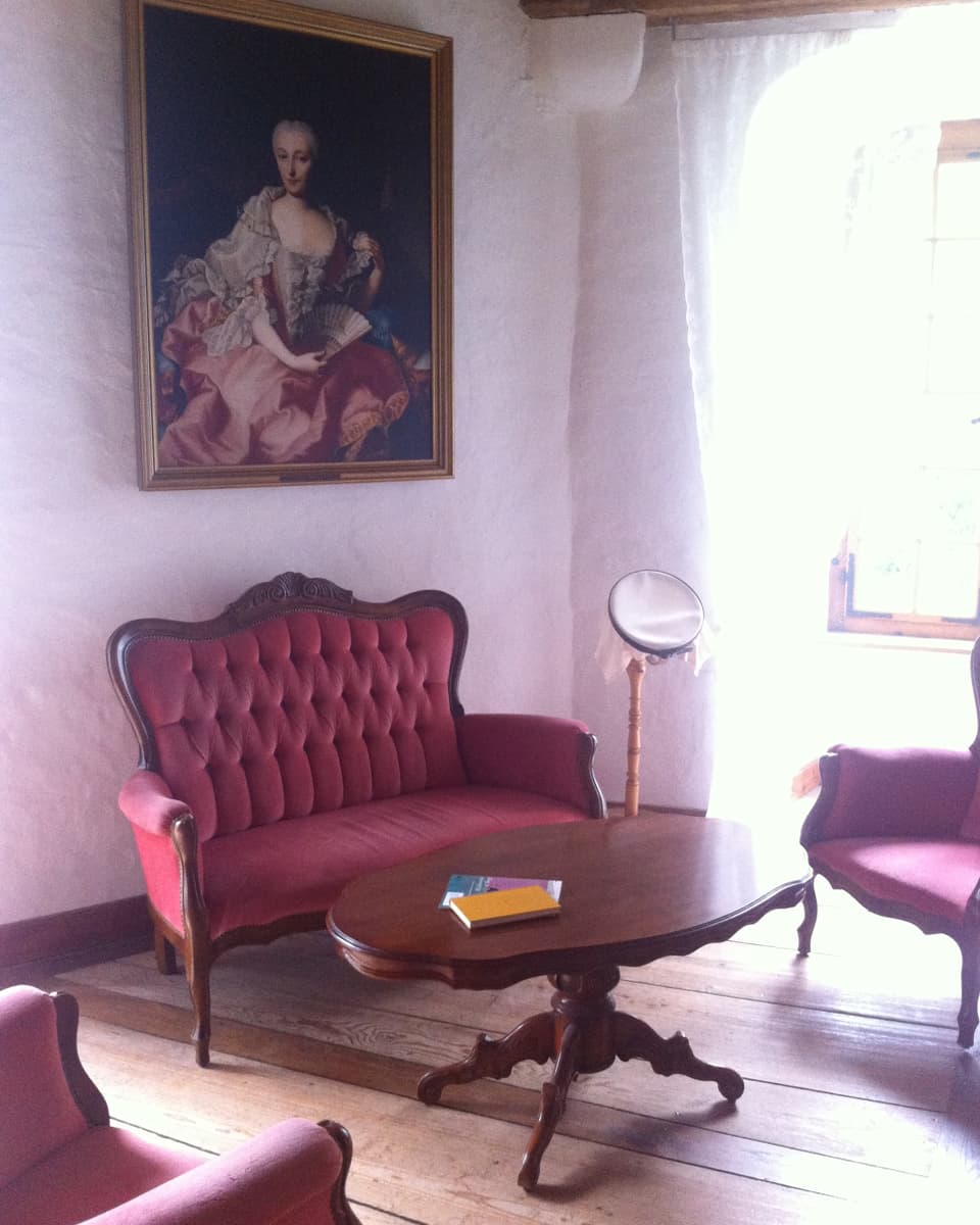 Edle Möbel unter einem klassischen Gemälde.