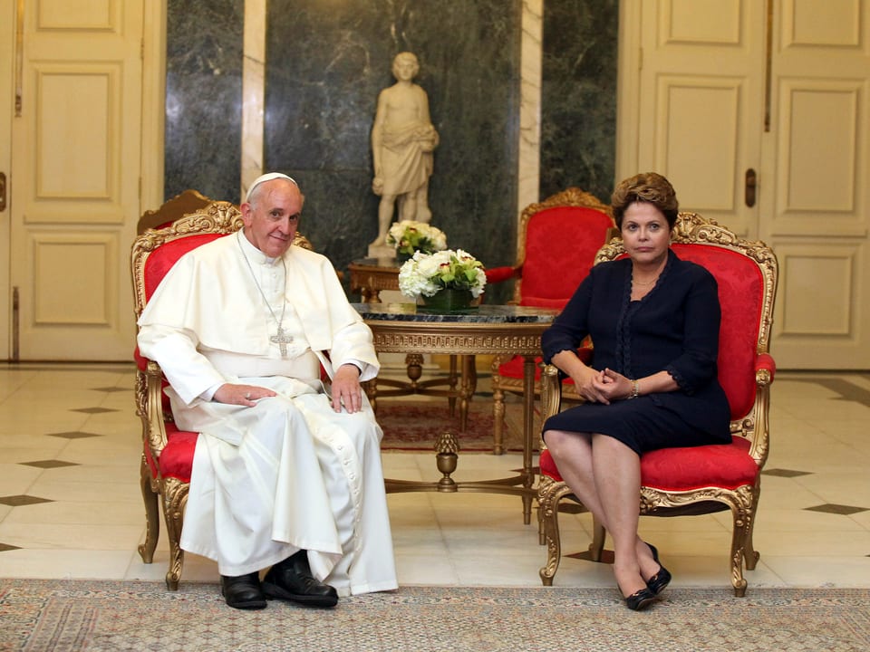 Papst Franziskus in einem noblen Saal neben Brasiliens Präsidentin Dilma Rousseff.