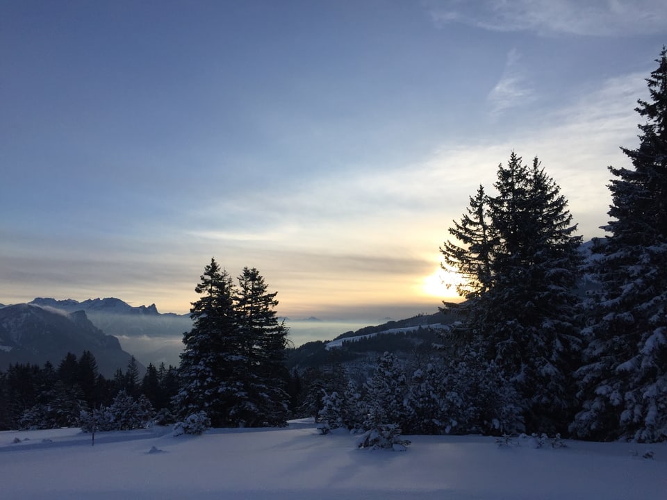 Sonnenaufgang in den verschneiten Bergen.