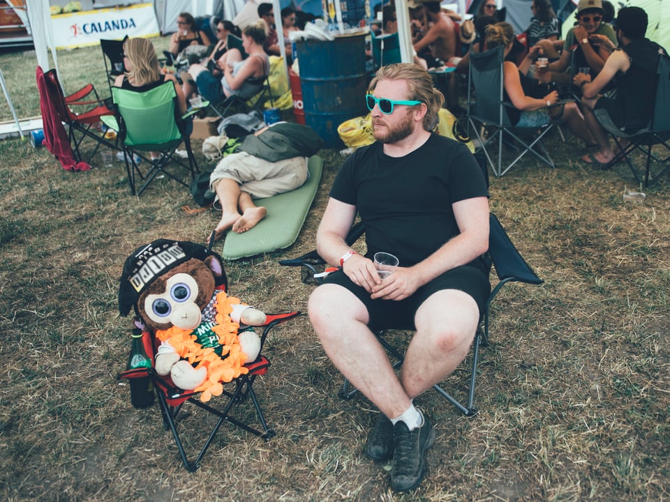 Hoffentlich wird er nicht vom Affen gebissen. Affe am Openair Lumnezia.
