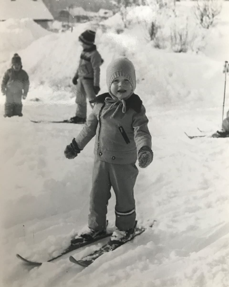 Elena Bernasconi als Kind auf der Skipiste 1982.