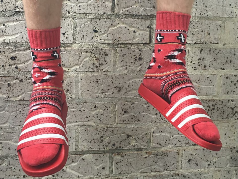 rote Adiletten mit roten Socken