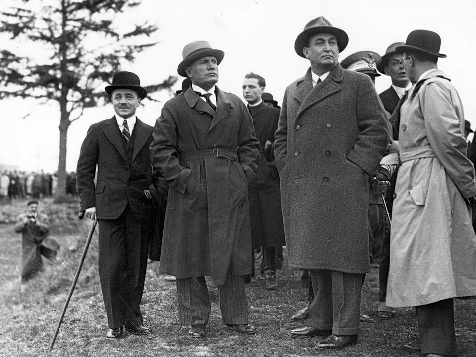 Engelbert Dollfuss (links) und Benito Mussolini (Mitte).
