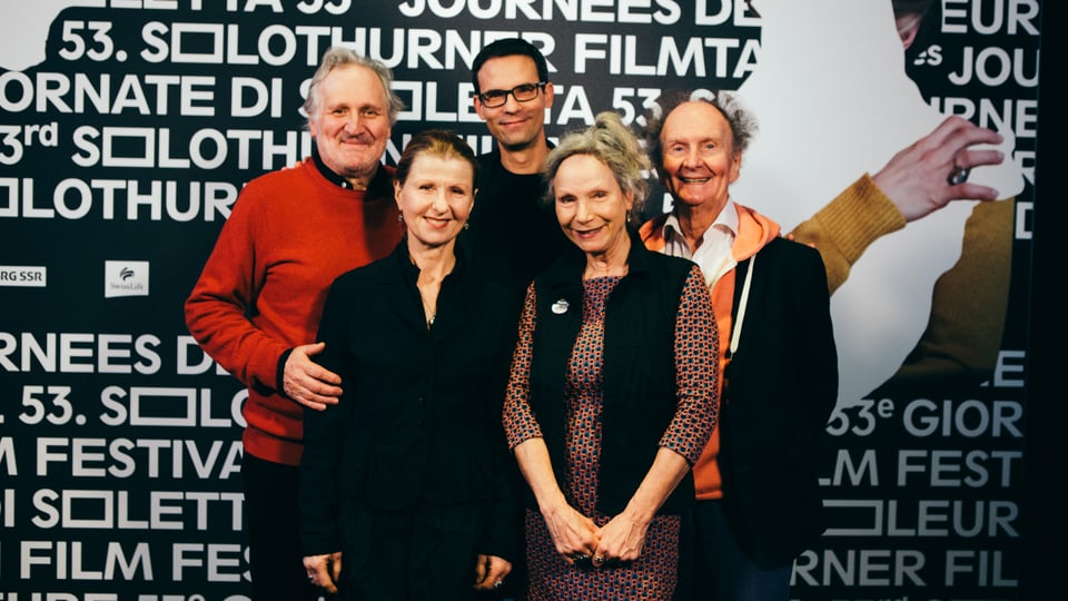 Regisseur und Cast von «Di chli Häx» posieren in Solothurn für die Fotografen.