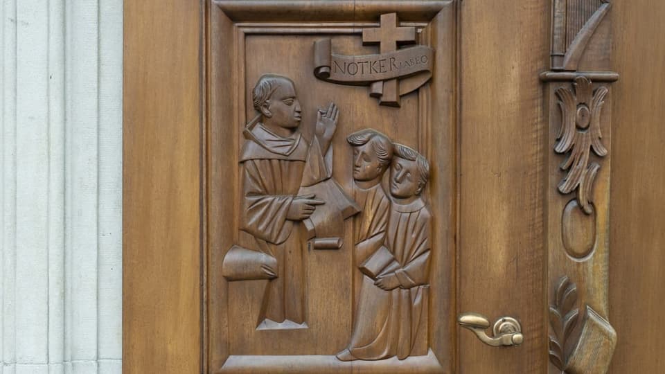 Holzschnitt des Mönchs und zwei Schüler an einer Tür.