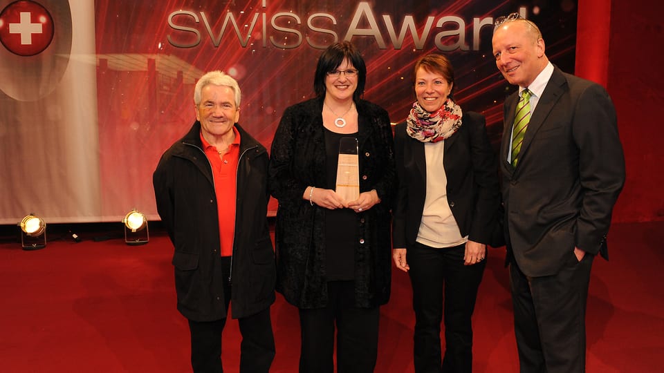 Gruppenbild mit den drei Nominierten «Helden des Alltags». Es zeigt René Baumgartner, Karin Boss-Röthlisberger und Monika Langmesser zusammen mit SRG-Generaldirektor Roger de Weck.