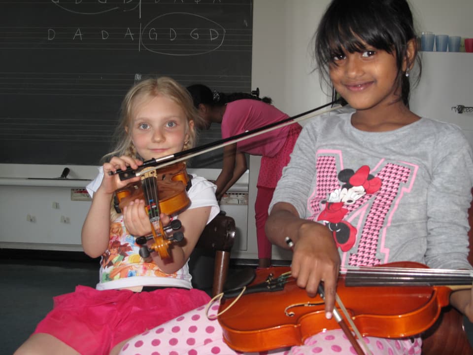 Zwei Mädchen mit Geige.
