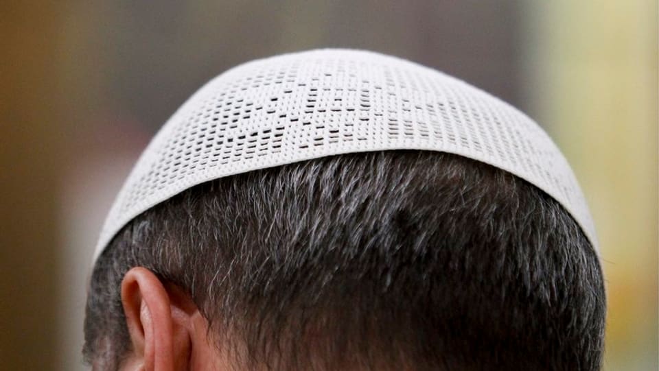 Männerkopf von hinten mit einer weissen, islamischen Kopfbedeckung (Symbolbild).