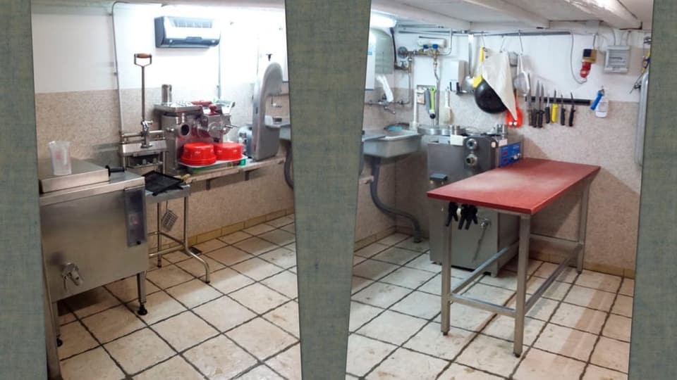 Blick in eine Restaurantküche mit einem Fleischverarbeitungstisch.