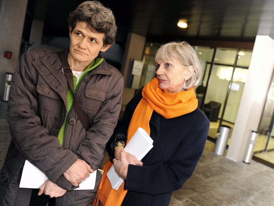 Esther Wyler und Margrit Zopfi stehen in Jacken nachdenklich vor dem Zürcher Obergericht.