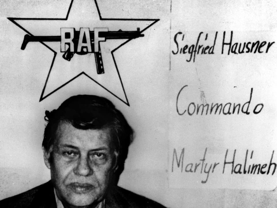 Der Bildausschnitt vom 28.09.1977 zeigt den entführten Arbeitgeberpräsidenten Hanns Martin Schleyer unter dem Logo der RAF (Rote Armee Fraktion) mit einem Schild "Seit 20 Tagen Gefangener der R.A.F".