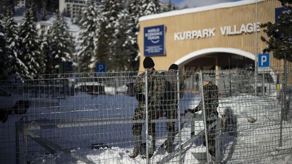 Armeeangehörige stellen in Davos Zäune auf.