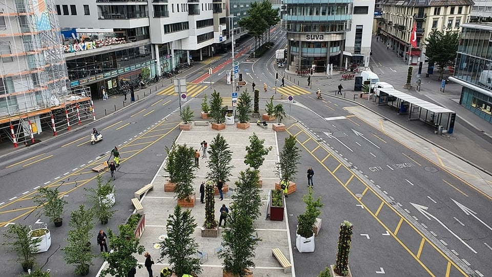 Der Löwenplatz in Luzern: Auf den Carparkplätzen hat die Stadt Sitzbänke und Pflanzenelemente installiert.