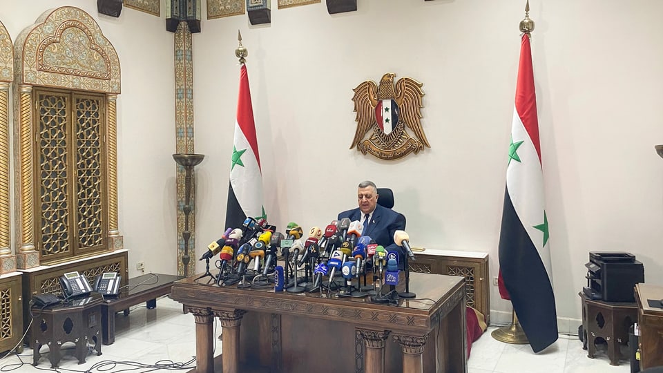 Parlamentspräsident Hammudah Sabbagh verkündet vor Staatsmedien den Wahlsieg von Baschar al-Assad .