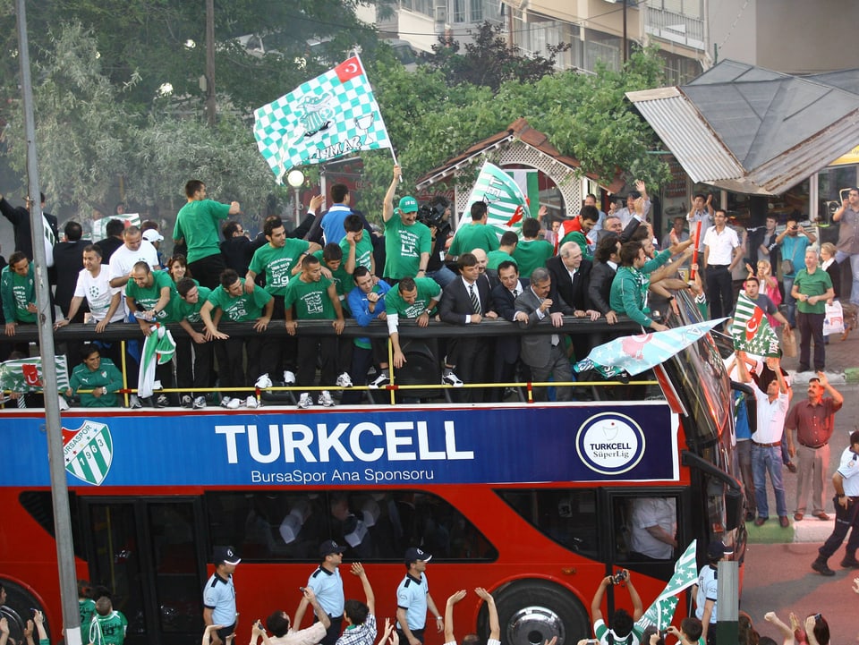Die Bursaspor-Spieler lassen sich feiern. 
