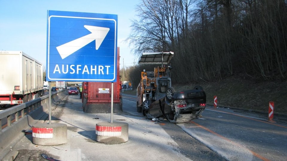 Besonders im Bereich von Ausfahrten und Baustellen kommt es häufig zu Unfällen, wie hier im Februar 2012 in Niederlenz.