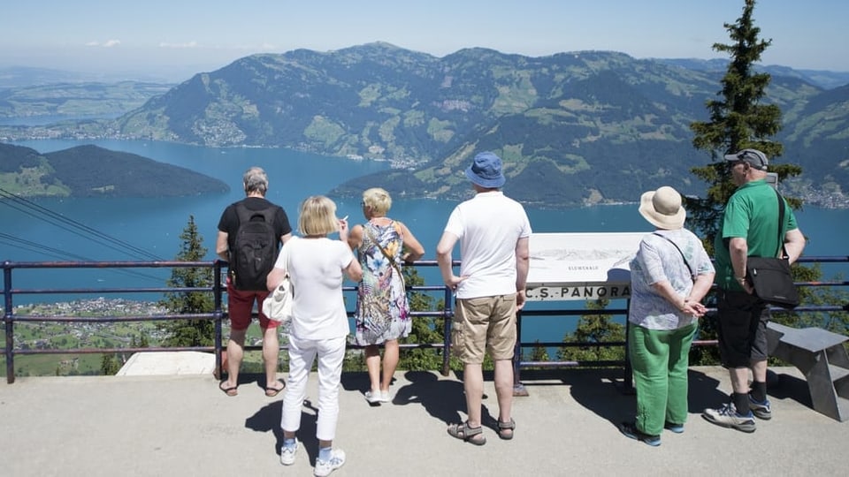 Touristen blicken von der Klewenalp in die Ferne.