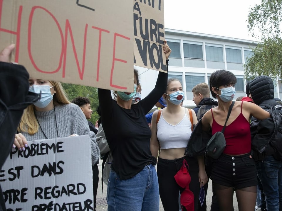 Schülerinnen protestieren gegen die Kleidervorschriften an Schulen in Genf.