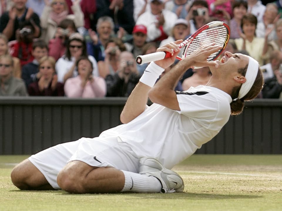 Roger Federer sinkt in die Knie.