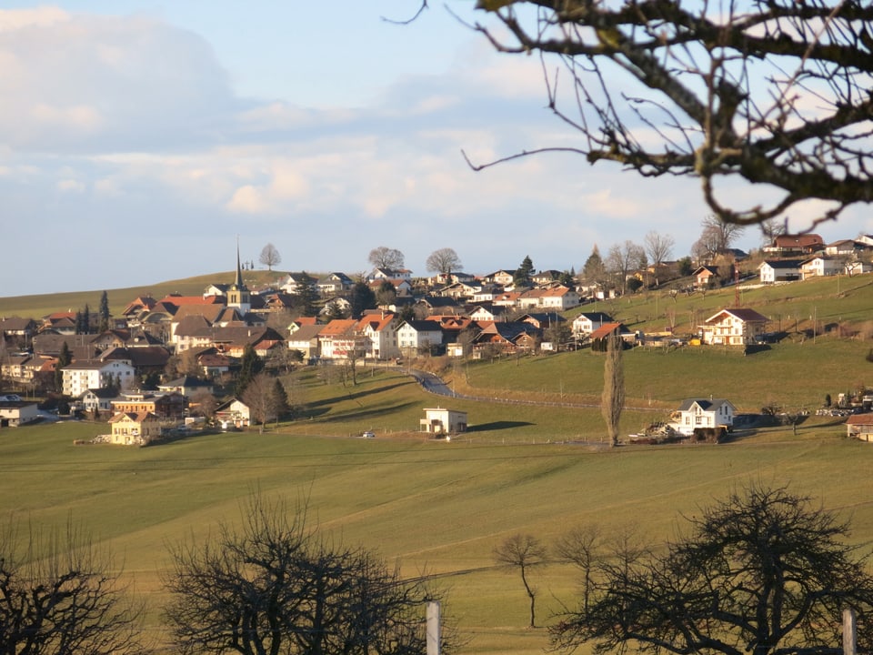 Ein Dorf auf einem Hügelzug.