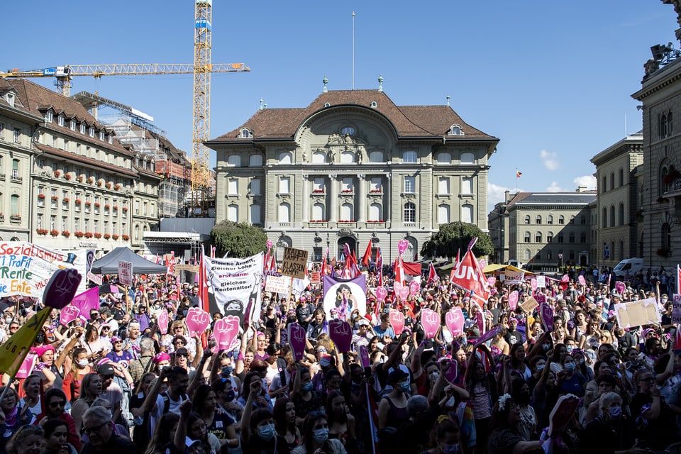 In der Innenstadt Berns versammeln sich die Teilnehmenden der Kundgebung.