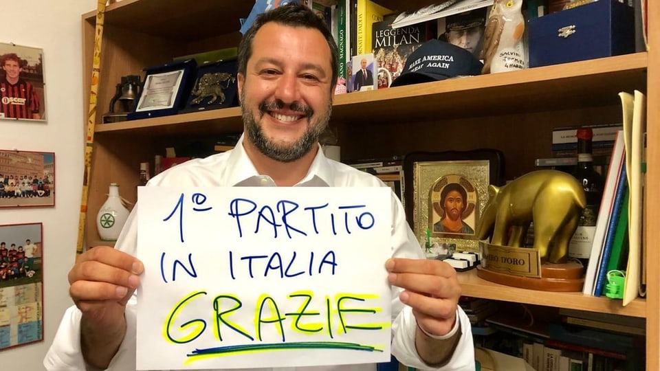 Matteo Salvini hält ein Papier mit der Aufschrift «1. Partei Italiens – Danke»