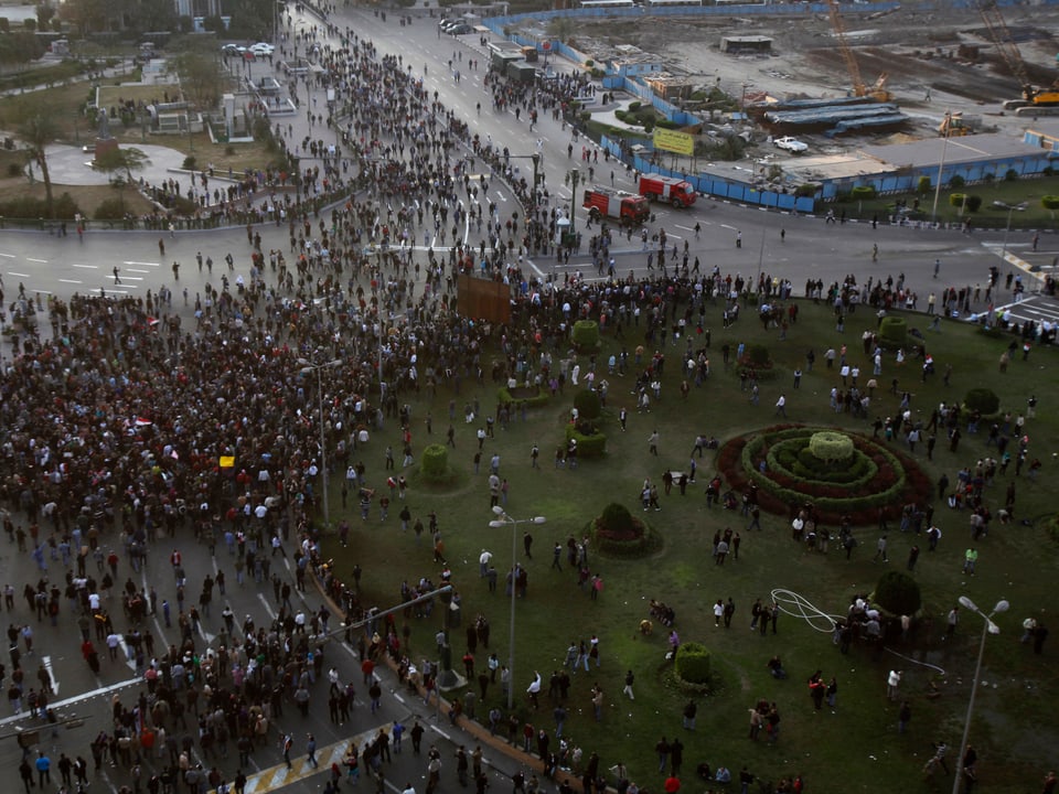 Luftaufnahme des Tahrir-Platzes in Ägypten, wo sich sind Tausende für Proteste versammelt haben.  