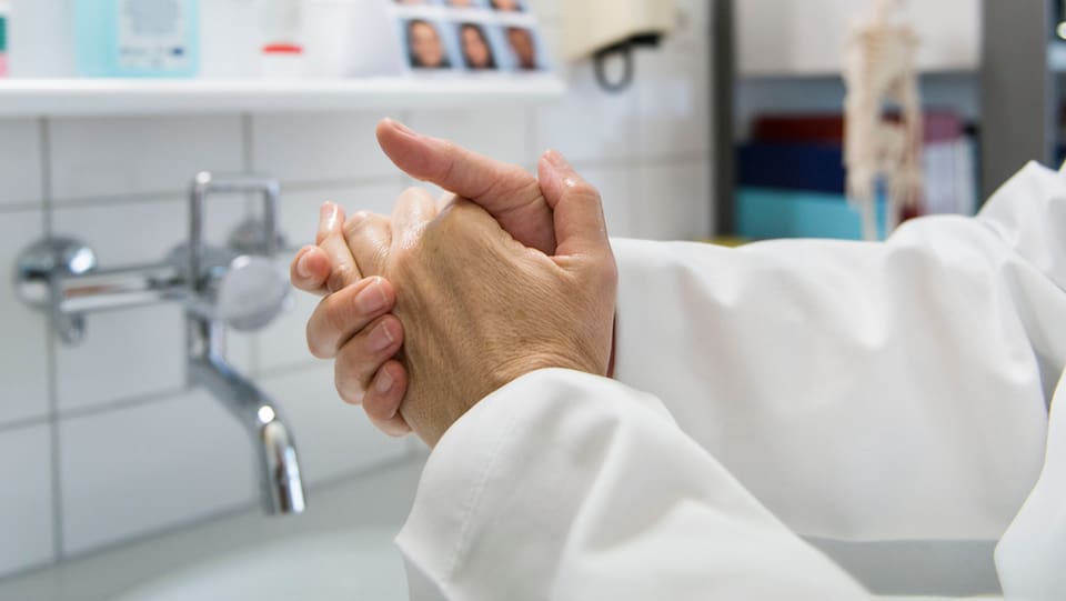 ein Arzt wäscht sich die Hände