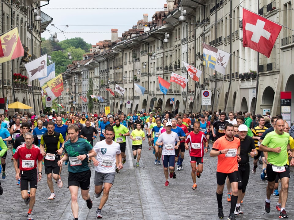 Viele Läufer in der Berner Altstadt.