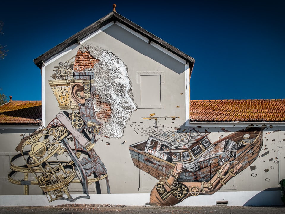 Gehört zu den berühmtesten Streetart Künstlern weltweit. Dieses Werk schuf er 2013 zusammen mit PixelPancho. Das Haus wurde mittlerweile abgerissen.