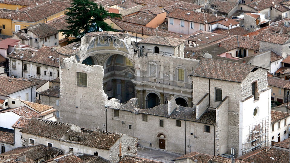 Beschädigte Kirche von L'Aquila (Luftaufnahme)