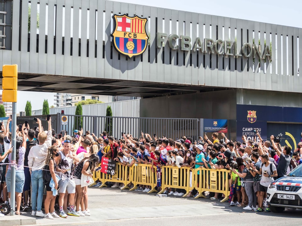 Fan des FC Barcelona vor dem Camp-Nou-Stadion.
