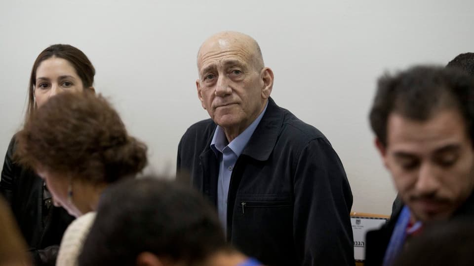 Ehud Olmert in der Mitte mit ernster Mine.