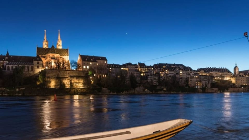 Blick über den Rhein an den Himmel.