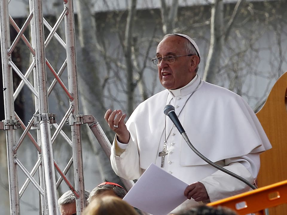 Der Papst vor einem Mikrofon