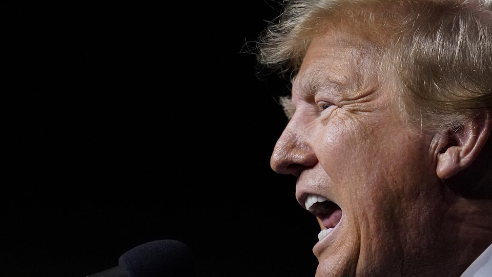 Das Gesicht von Donald Trump in der Nahaufnahme. Er sieht nicht erfreut aus.