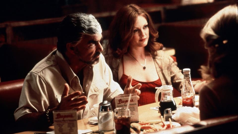 Szene aus «Boogie Nights»: Burt Reynolds und Julianne Moore sitzen an einem Restauranttisch. 